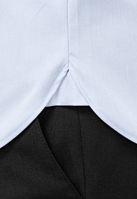 Lichtblauwe, geribde shirtzoom die een zwarte stof daaronder ontmoet. Heeft een gladde textuur met nette stiksels en een puntige kraag.