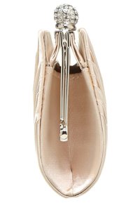 Beżowa satynowa kopertówka wieczorowa z srebrną metalową ramą i zapięciem w kształcie kryształowej kulki, pokazana z boku.