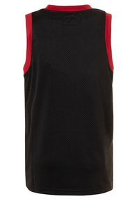 Czarny bezrękawnik sportowy z czerwonymi akcentami przy kołnierzyku i wycięciach na ramionach. Wykonany z siateczkowej tkaniny, co zapewnia oddychalność, oraz posiada prosty krój.