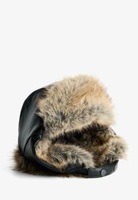 Căciulă de piele neagră tip trapper, căptușită cu blană pufoasă de culoare maro deschis și cu bordură din aceeași blană. Dispune de capse pentru o fixare sigură.