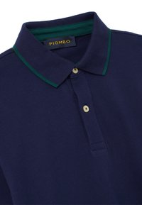 Dunkelblaues Poloshirt mit grünem Kragenbesatz, zwei beigen Knöpfen und einem "PIOMBO"-Markenlabel im Kragen.