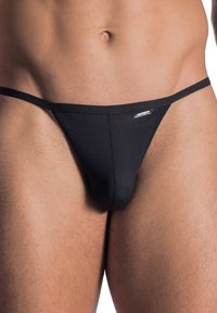Schwarze Herren-Thongs aus weichem, elastischem Stoff, mit minimaler Bedeckung, dünnen Seitenträgern und einem kleinen Logo an der Vorderseite.