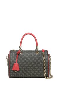 Borsa nera con motivo a logo ripetuto, dettagli rossi, tracolla in oro, forma strutturata e materiale testurizzato. Presenta manici doppi.