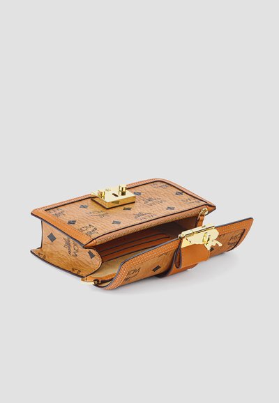 Brun læderpung med sorte logo-tryk, guldtonet lukning, flere kortslots og et lynlåslommer, åbent på en grå baggrund.