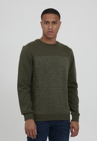 Olijfgroene sweatshirt met een gestructureerd bovenpaneel en fijne contrasterende lijnen. Ribbenhals en -manchetten, lange mouwen, eenvoudig ontwerp.