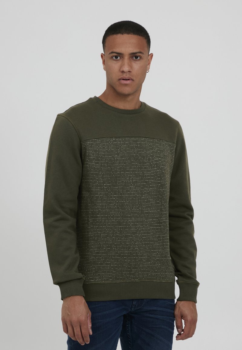 Olijfgroene sweatshirt met een gestructureerd bovenpaneel en fijne contrasterende lijnen. Ribbenhals en -manchetten, lange mouwen, eenvoudig ontwerp.