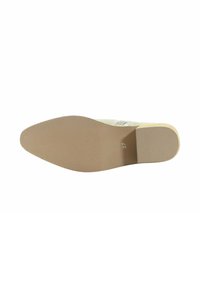 Podeszwa buta w jasnym beżowym kolorze z teksturowaną powierzchnią. Obcas jest lekko podniesiony, a rozmiar "37" jest oznaczony. Płaski przód.