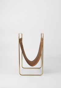 Brončana metalna okvir s zakrivljenim dizajnom koji podržava sjedalo od smeđe kože. Minimalistički stil, glatka tekstura i bez vidljivih dijelova.