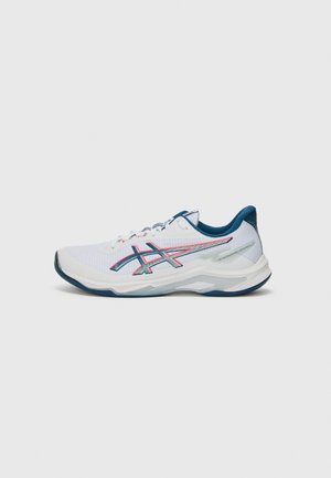 Baskets de sport blanches avec des accents bleus, un dessus en maille texturée et une semelle rembourrée. Présente un logo coloré et un système de laçage.
