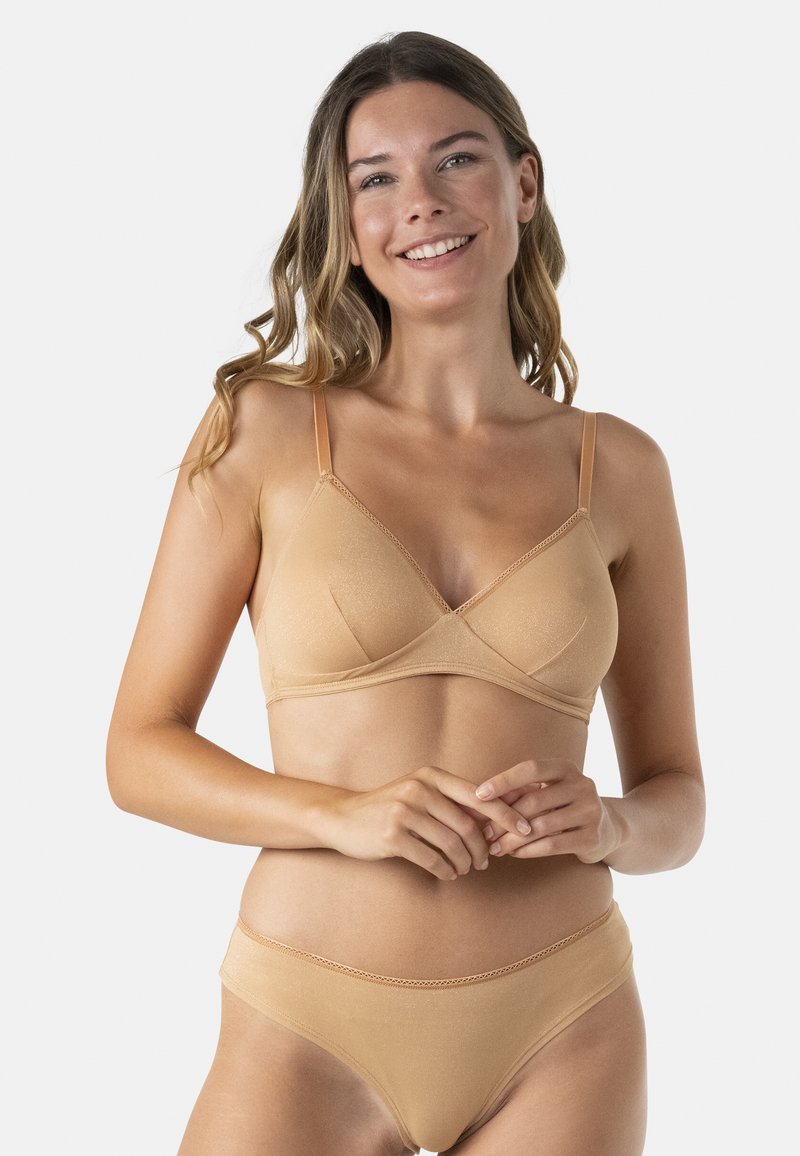 Ensemble de soutien-gorge and slip assorti beige en tissu lisse. Le soutien-gorge présente une forme triangulaire avec des bretelles fines et des détails de couture décoratifs.