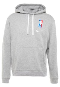 Sweat à capuche gris en coton avec une poche kangourou à l'avant, une capuche avec cordon de serrage, et un logo NBA brodé. Comprend un petit swoosh Nike blanc.