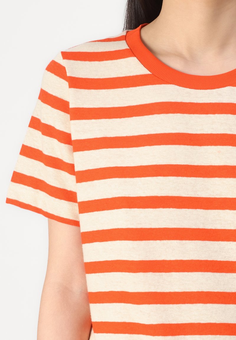 T-Shirt mit kurzen Ärmeln in orange und cremefarbenen horizontalen Streifen, gerippter oranger Kragen, aus Baumwolle und mit lässiger Passform.