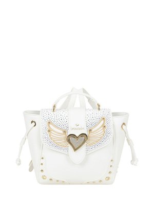Borsa bianca con design di ali dorate e chiusura a forma di cuore, patta con borchie, lati con coulisse e manico superiore.