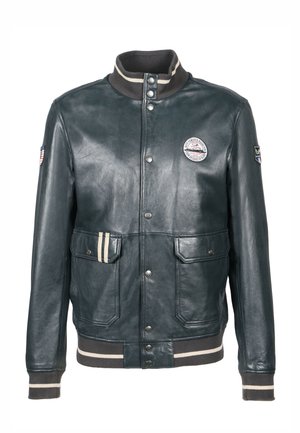Donkergroene leren jas met een geribbelde kraag, twee voorzakken en gestreepte accenten. Heeft een cirkelvormig logo op de borst en drukknopen.