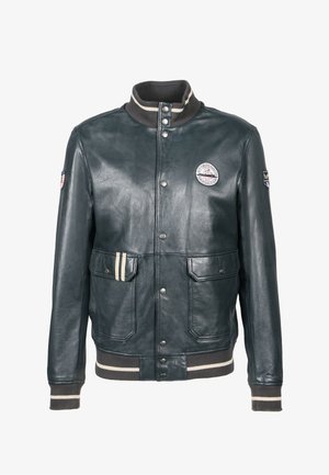 Veste en cuir vert foncé avec un col côtelé, deux poches avant et des accents rayés. Présente un logo circulaire sur la poitrine et des boutons-pression.