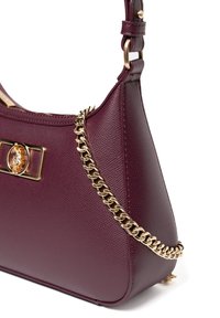 Borsa a tracolla in pelle bordeaux con finitura testurizzata, dotata di una tracolla in metallo dorato e un dettaglio in hardware decorativo sulla parte anteriore.