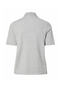 Šviesiai pilka polo marškinėliai su trumpomis rankovėmis, klasikine apykakle ir lygiu paviršiumi, su tiesia apatine dalimi gale.