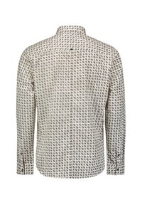 Langemanige shirt met een witte basis, gekenmerkt door een geometrisch paarse en groene print. Spitse kraag en knoopmanchetten.