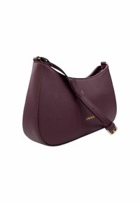 Borsa a spalla in pelle bordeaux con una forma curvata, tracolla regolabile e accessori in tonalità oro. Superficie testurizzata con dettagli minimi.
