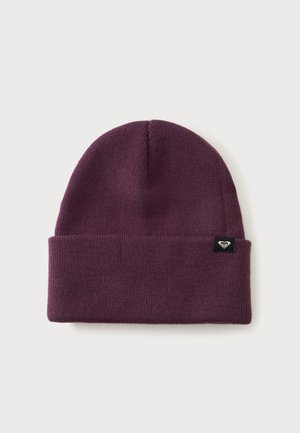 Bonnet en tricot violet avec bord replié et petite étiquette noire portant un logo cœur blanc sur un fond clair uni.