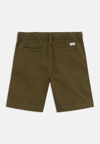 Calções de algodão verde-oliva com cintura elástica, dois bolsos traseiros e bainhas cosidas. Design simples, sem padrão.