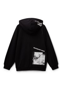 Felpa con cappuccio nera realizzata in tessuto morbido, con testo bianco sul cappuccio e sul retro, e un dettaglio immagine nella parte inferiore.