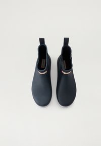 Navyblaue wasserdichte Stiefeletten mit einer glatten Gummifinish, elastischen Seitenpaneelen und einer Zuglasche hinten für ein einfaches Anziehen.