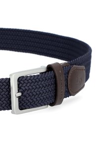 Granatowy pleciony pas materiałowy z metalową klamrą w kolorze srebra. Posiada brązowy skórzany akcent w pobliżu klamry. Trwała i elastyczna konstrukcja.
