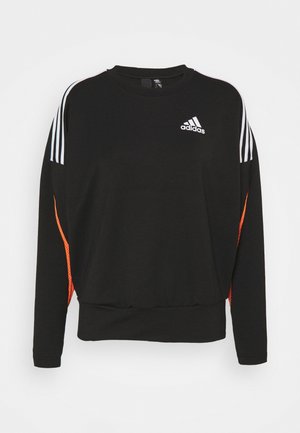 Sweat-shirt de sport noir à manches longues. Présente un logo Adidas blanc, trois bandes blanches sur les épaules et des accents en mesh orange sur les côtés.