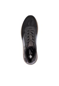 Sneaker noir avec une tige texturée et des accents métalliques. Présente des lacets ronds, une fermeture éclair sur le côté, et une semelle intérieure rembourrée. Semelle en caoutchouc.