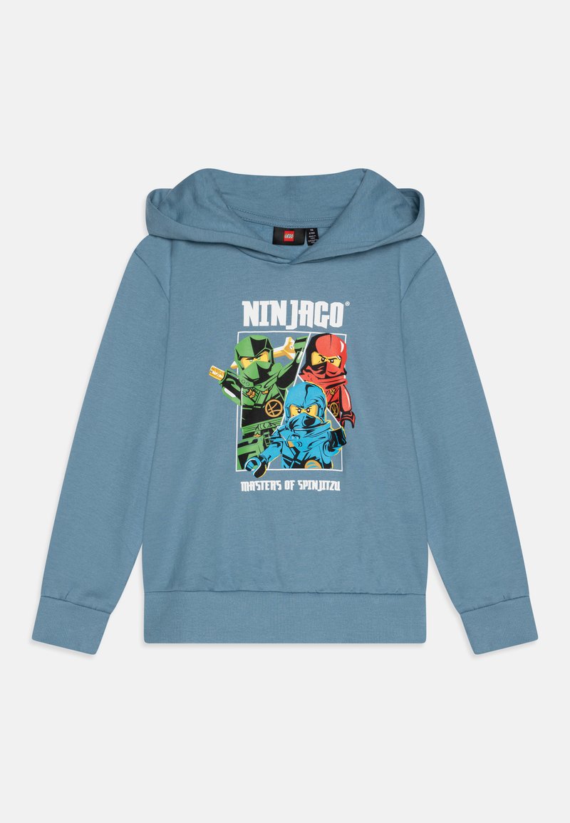 Blå bomullshoodie med en grafik av tre Ninjago-karaktärer. Ribbad mudd och nederkant, medelvikt, med dragsko i huvan.