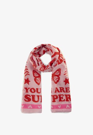 Écharpe légère rose avec des motifs de papillons rouges et d'étoiles, ornée du texte "TU ES SUPER" et d'une bordure décorative en forme de cœur.