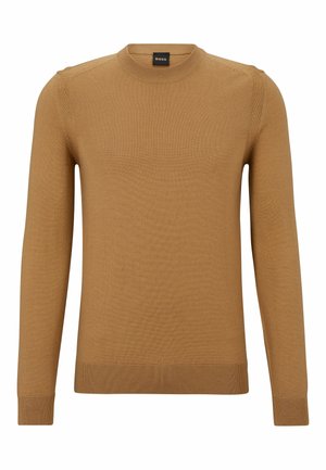 Pull marron camel à manches longues et col rond, avec poignets et ourlet côtelés, comportant une petite étiquette noire de la marque au niveau de l'encolure.