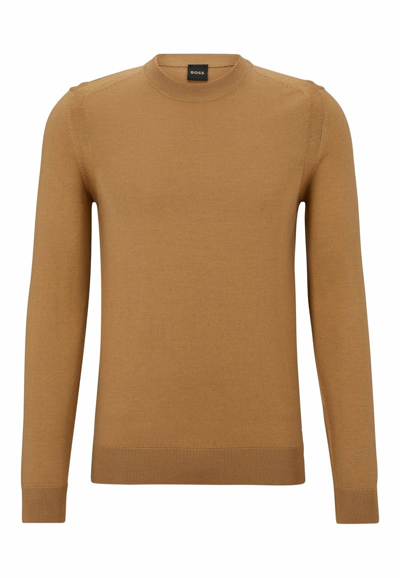 Pull marron camel à manches longues et col rond, avec poignets et ourlet côtelés, comportant une petite étiquette noire de la marque au niveau de l'encolure.