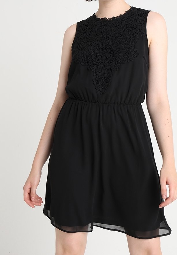 Robe noire sans manches avec taille cintrée et détails en dentelle florale complexe sur le haut de la poitrine et l'encolure.