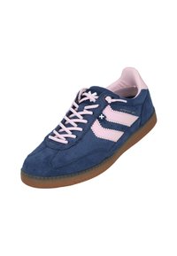 Zapatillas de ante azul marino con detalles y cordones rosas, que cuentan con una suela de goma y tres franjas distintivas en los laterales.
