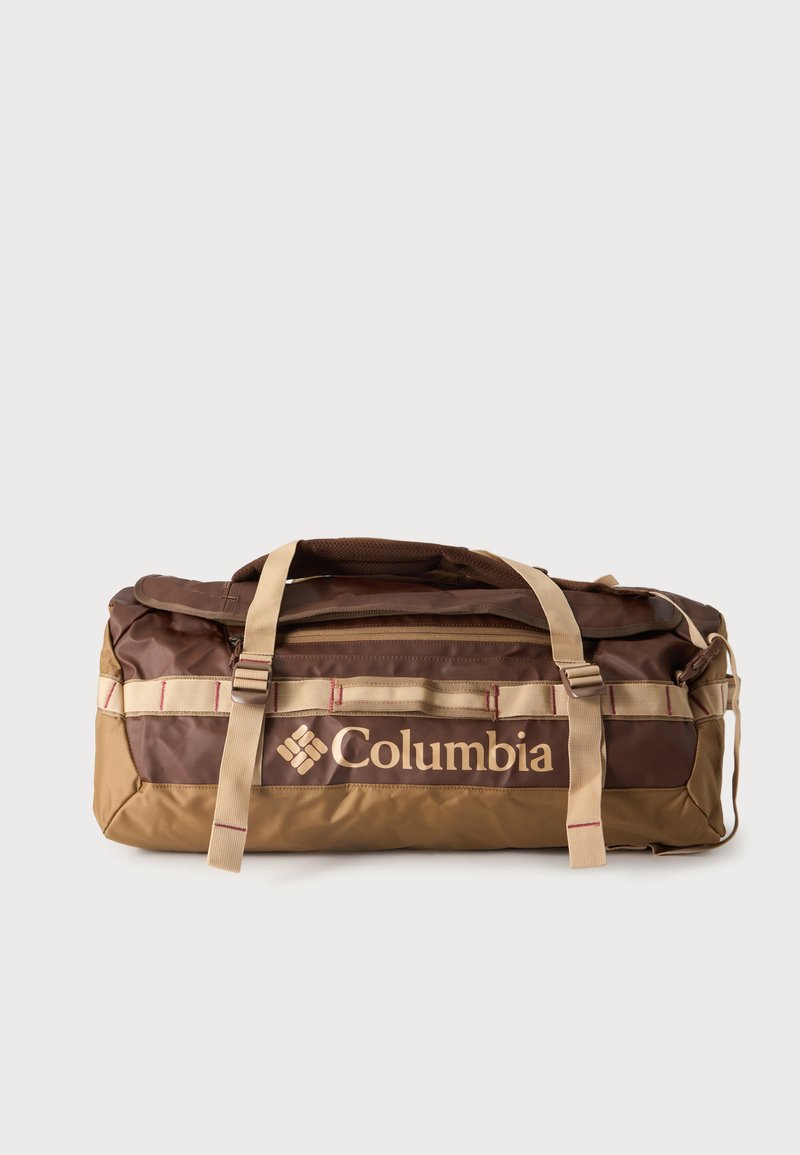 Καφέ και ταμπά τσάντα τύπου duffel Columbia με μπεζ λουριά και λογότυπο στο πλάι, εμφανίζεται σε απλό φωτεινό φόντο.