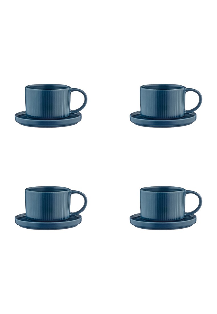 Tazze da caffè in ceramica blu scuro con texture rigata e piattini abbinati, caratterizzate da una forma arrotondata e un manico comodo.