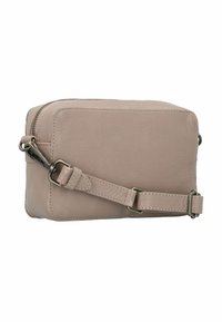 Piccola borsa a tracolla rettangolare in morbida pelle beige, dotata di chiusura con zip, tracolla regolabile e dettagli di cucitura sottili.