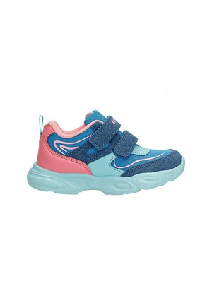 Blauer und rosa Sportschuh aus synthetischen Materialien; verfügt über Klettverschlüsse, ein strukturiertes Obermaterial und eine gepolsterte Sohle.