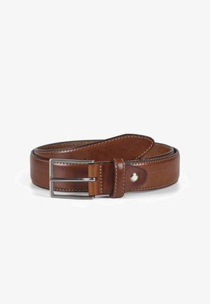 Bruin leren riem met een gladde textuur, voorzien van een zilveren rechthoekige gesp en witte stiksels langs de randen. Afgeronde uiteinden.