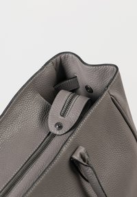 Borsa a tracolla in pelle grigia con texture, dotata di cerniera nera e chiusura a scatto, vista dall'alto con il comparto principale aperto.