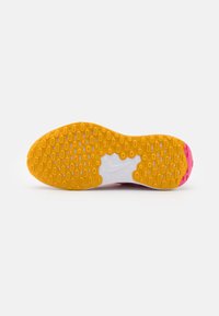 Nike Performance REVOLUTION 7 - Chaussures de running sur route - pinksicle/summit white/university gold/arctic orange