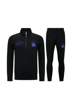 Zwart trainingspak met een sweatshirt met kwartrits en een broek met trekkoord, met blauw logo en kenmerkende details op borst en dij.