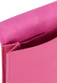 Portafoglio in pelle rosa con una texture liscia, caratterizzato da un design aperto, tasca interna e cuciture dettagliate lungo i bordi.