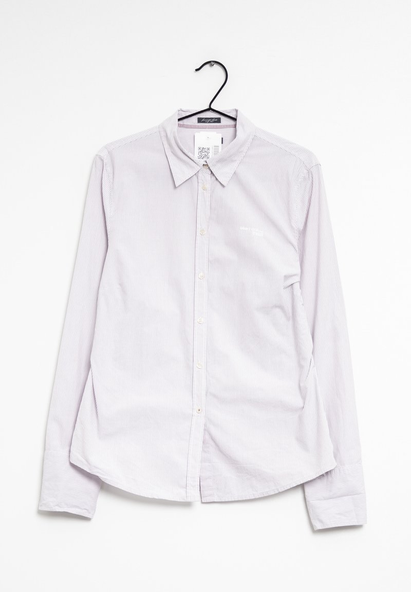 Chemise à rayures violet clair à manches longues avec un col, un bouton sur le devant et des détails de couture blanche près de la zone gauche de la poitrine. Accrochée à un crochet noir.