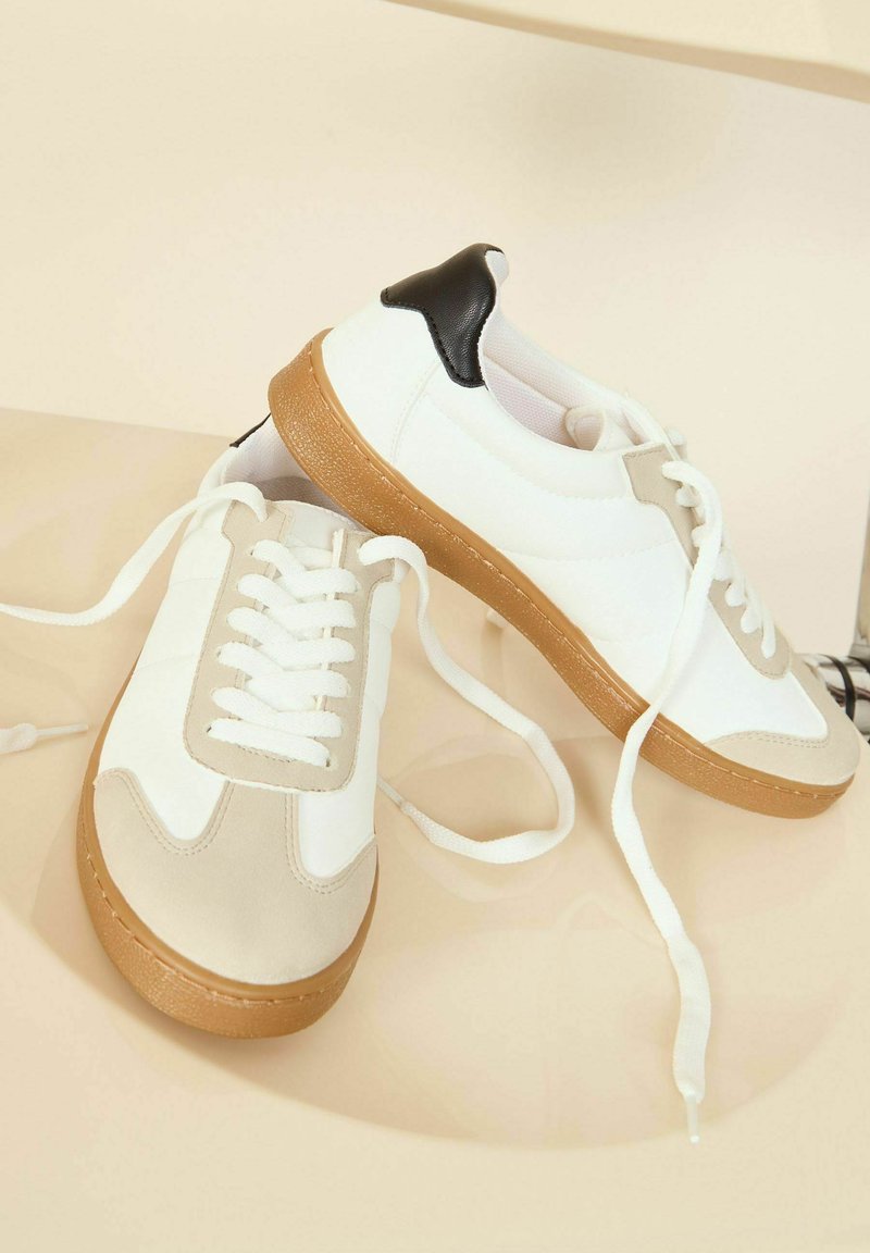 Friends Like These REGULAR FIT RETRO Zapatillas white/blanco