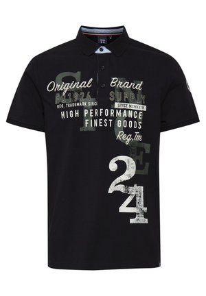 Črna polo majica iz bombaža z ravnim ovratnikom. Na sprednji strani ima bel in zelen grafični tekst in številke v različnih pisavah.