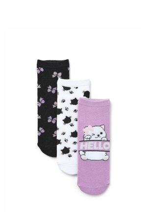 Tre paia di calzini alla caviglia: neri con fiori viola, bianchi con impronte di zampe nere e lavanda con un gatto dei cartoni animati e la grafica "HELLO".