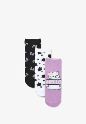 Tre paia di calzini alla caviglia: neri con fiori viola, bianchi con impronte di zampe nere e lavanda con un gatto dei cartoni animati e la grafica "HELLO".
